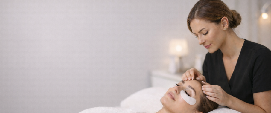 Lash Artist preparing their client